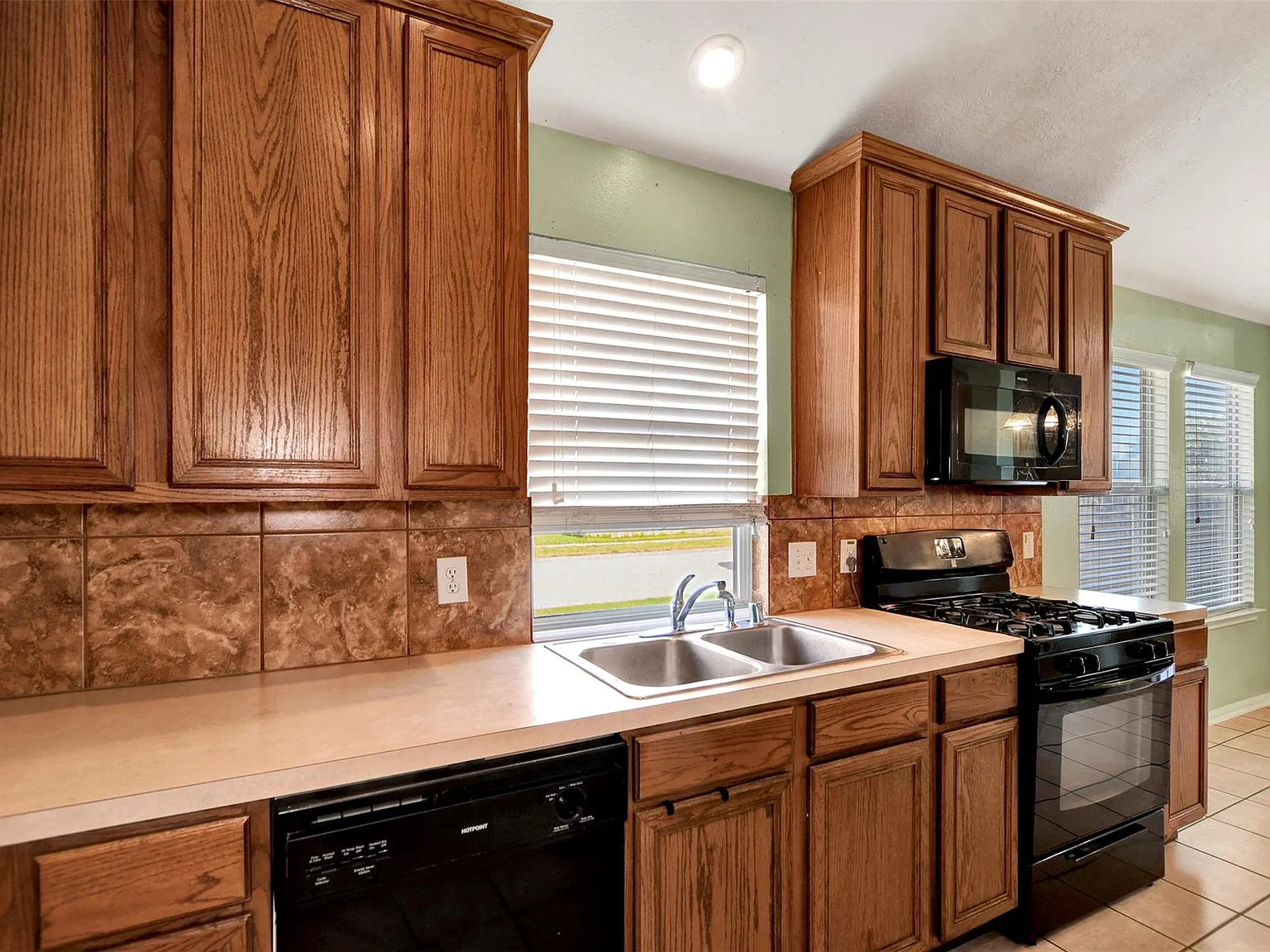 4 bed, 2.0 bath, 1930 sqft, $2,200 — Photo 3