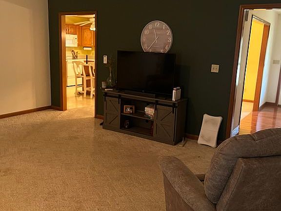 3rd image of 221 Colonial Ct