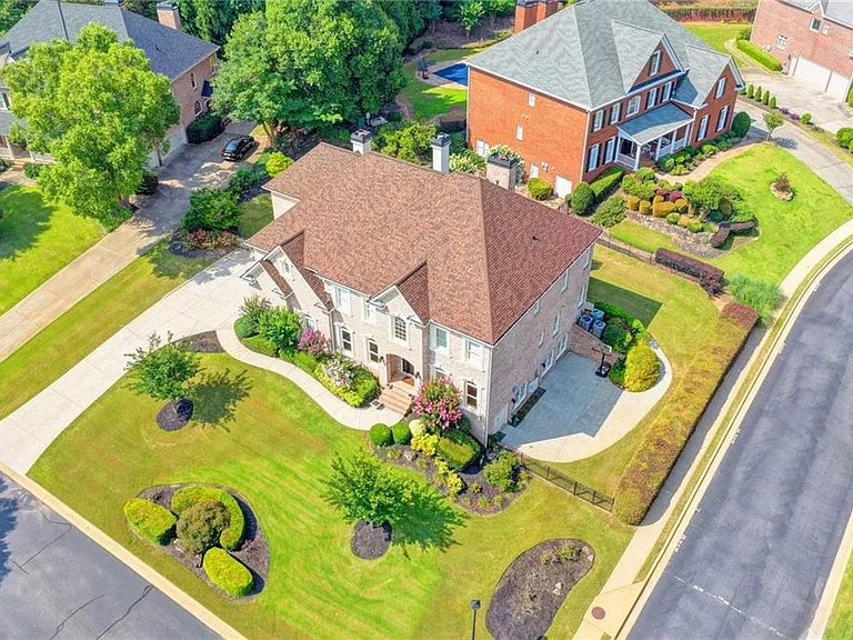 8910 Pinehurst Cv — Photo 112