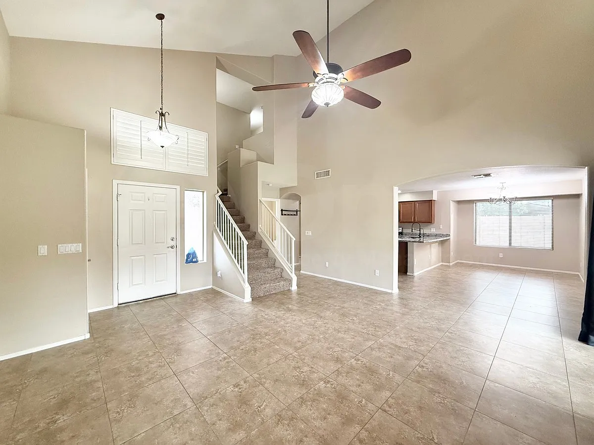 3 bed, 2.5 bath, 1916 sqft, $2,600 — Photo 4