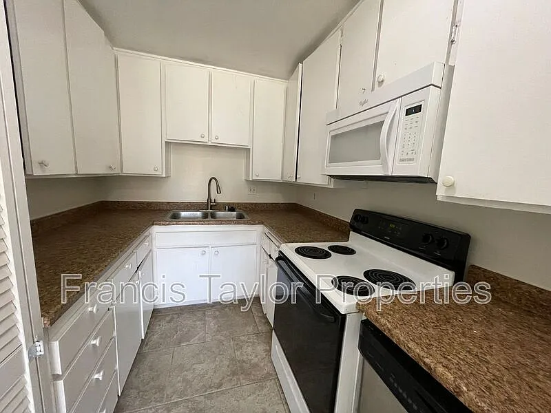 2 bed, 1.5 bath, 1056 sqft, $2,895 — Photo 4