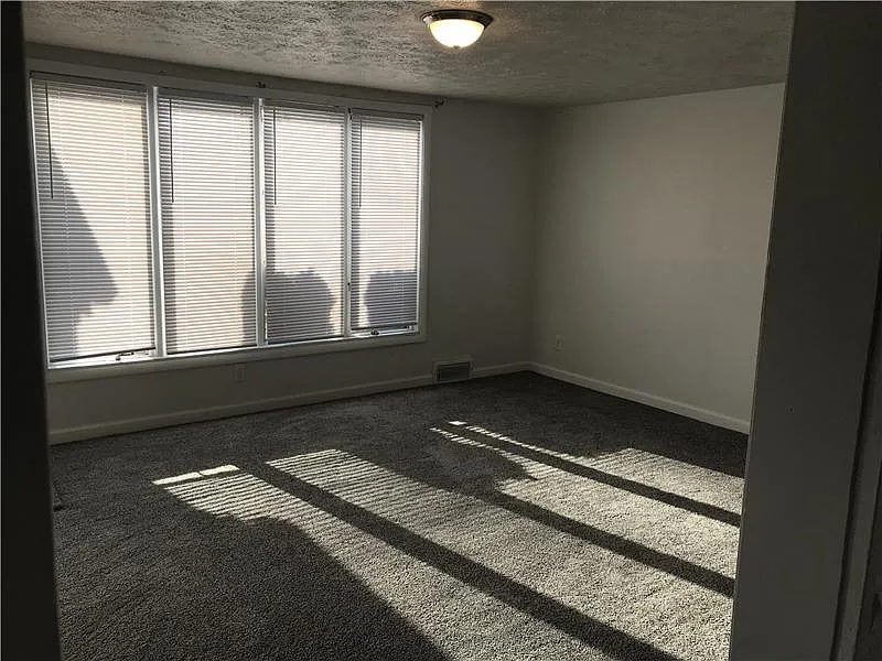 3 bed, 1443 sqft, $1,350 — Photo 2