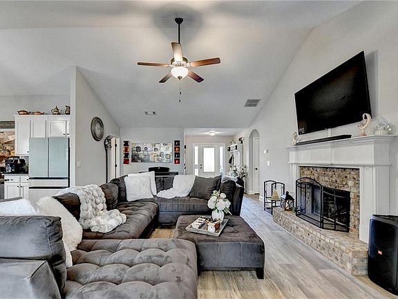 5th image of 204 Lynn Rd