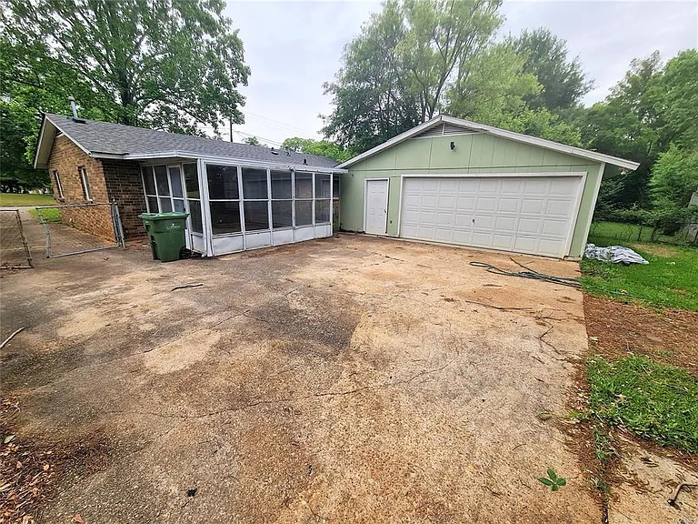 516 Lawndale Ln — Photo 14
