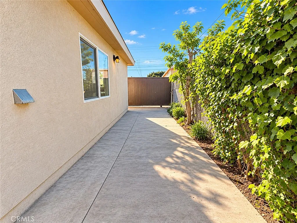 3 bed, 880 sqft, $3,500 — Photo 2