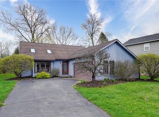8 Fieldstone Ln, West Henrietta, NY 14586