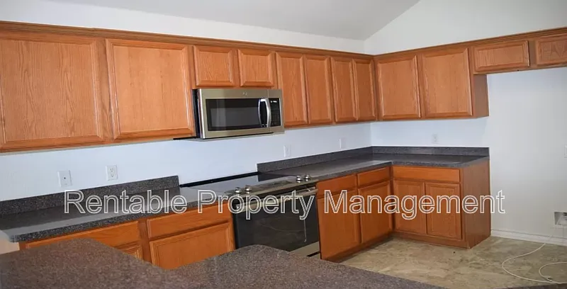 3 bed, 2.0 bath, 1640 sqft, $2,325 — Photo 4