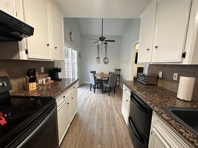 13821 Hollowgreen Dr — Photo 17