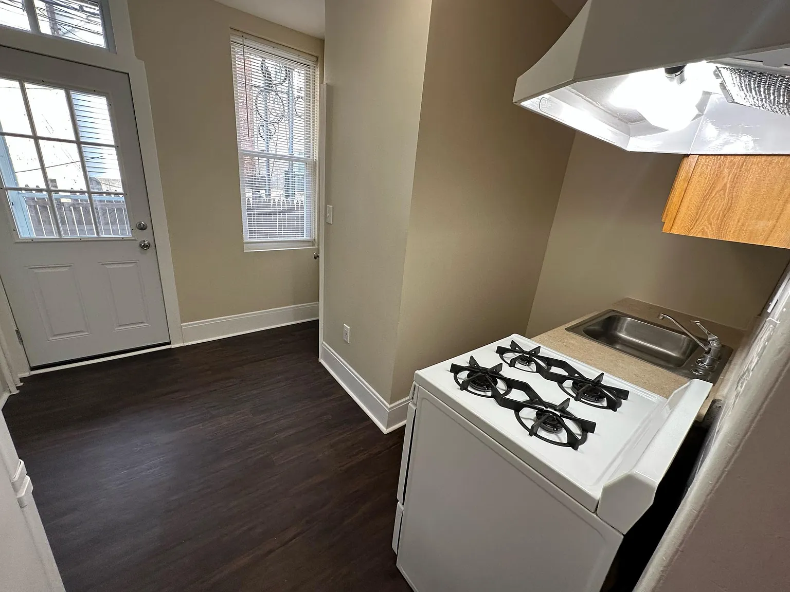 Studio, 325 sqft, $1,050 — Photo 1