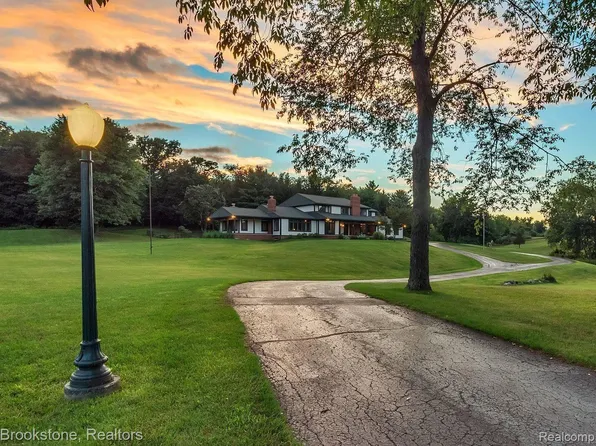 2948 Morrow Ln, Milford, MI 48381