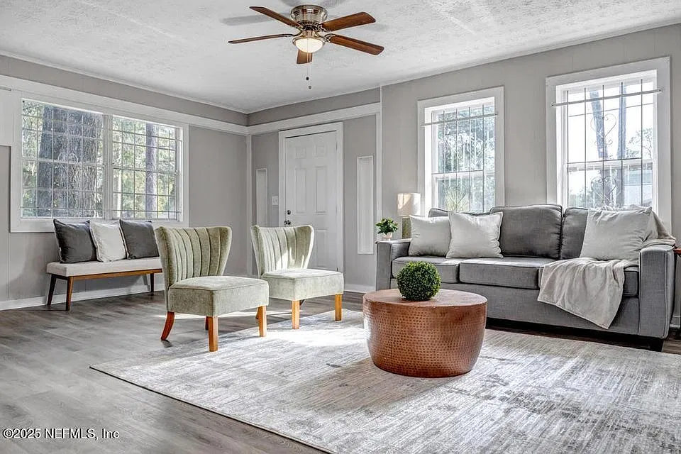 3 bed, 1077 sqft, $1,300 — Photo 3
