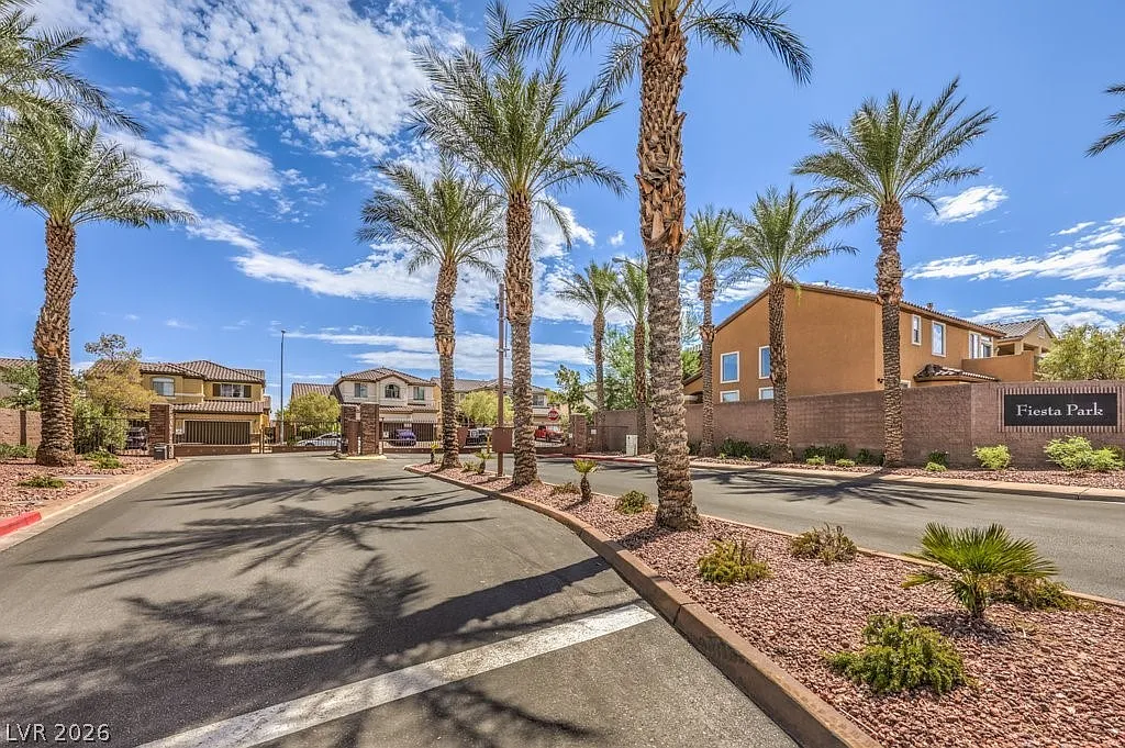 3 bed, 2.5 bath, 1899 sqft, $2,500 — Photo 2