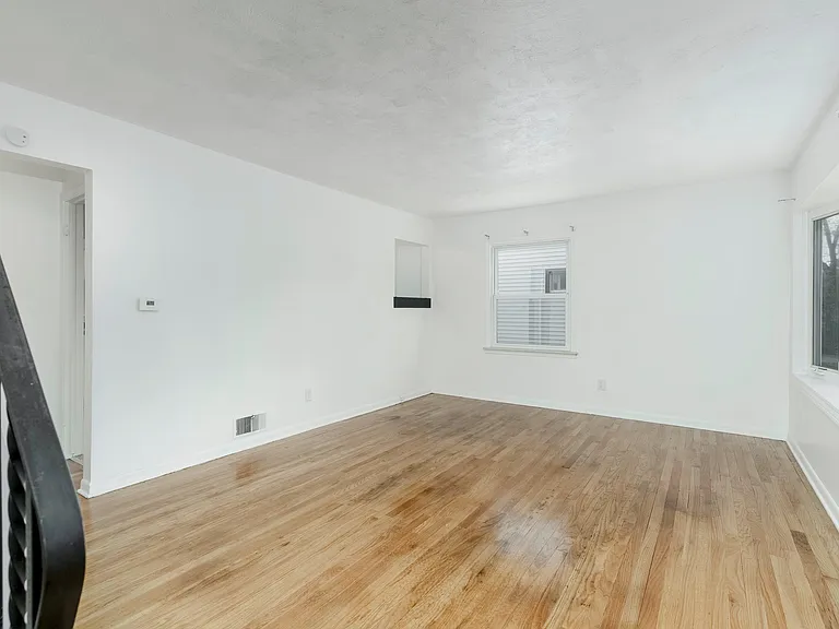 610 W Austin Ave — Photo 8