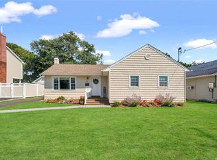 9 Beachwood Dr, Babylon, NY 11702