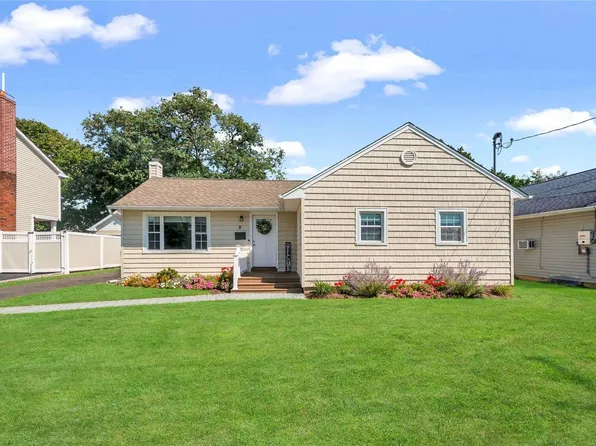9 Beachwood Drive, Babylon, NY 11702