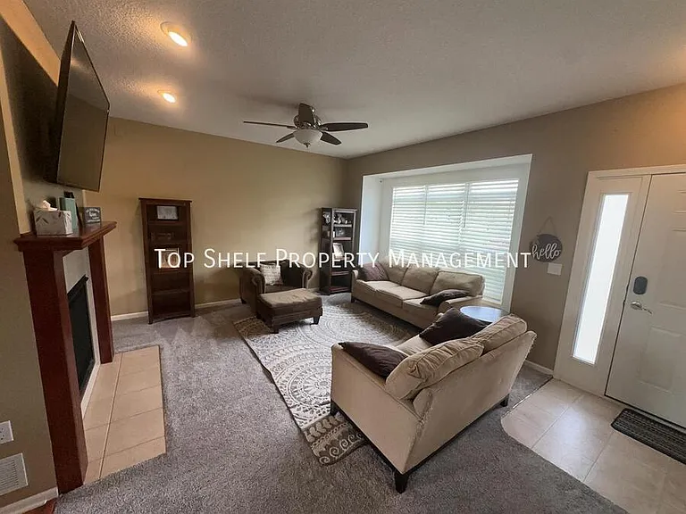 332 NW Driftwood Dr — Photo 2