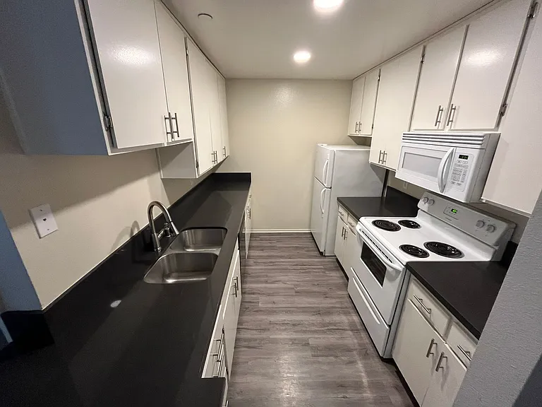 747 Gayley Ave — Photo 17