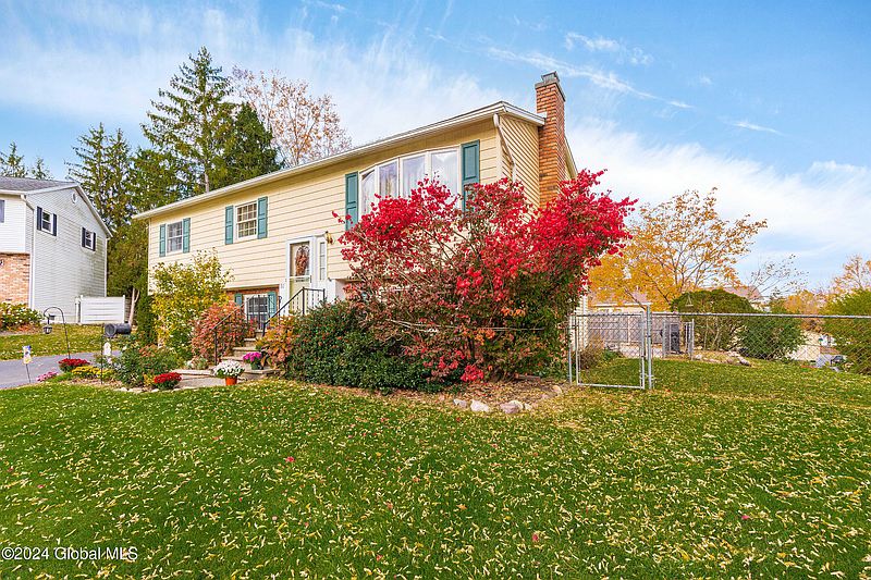 3rd image of 192 Woodsedge Court