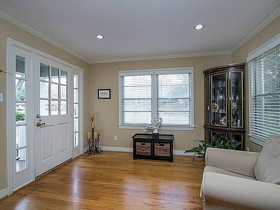3rd image of 1027 Gardenia Dr