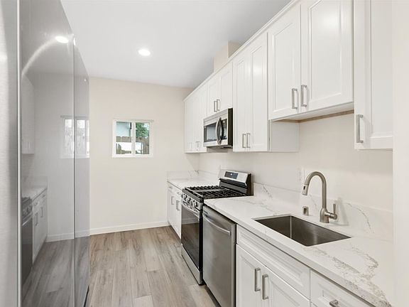 5th image of 2715 Columbia St