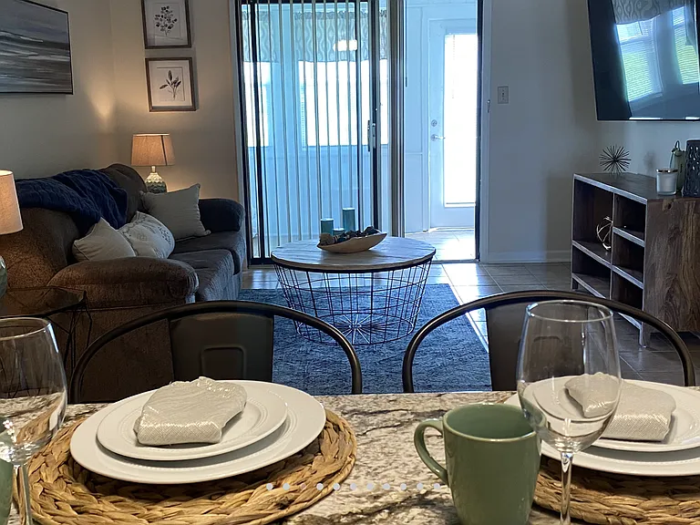 Hickory Square Apartments — Photo 7