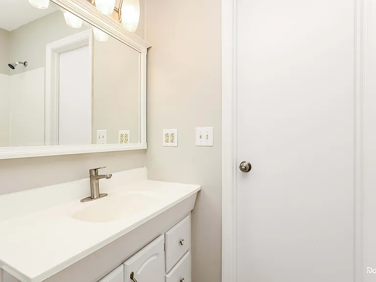 572 Whispering Hills Dr — Photo 11