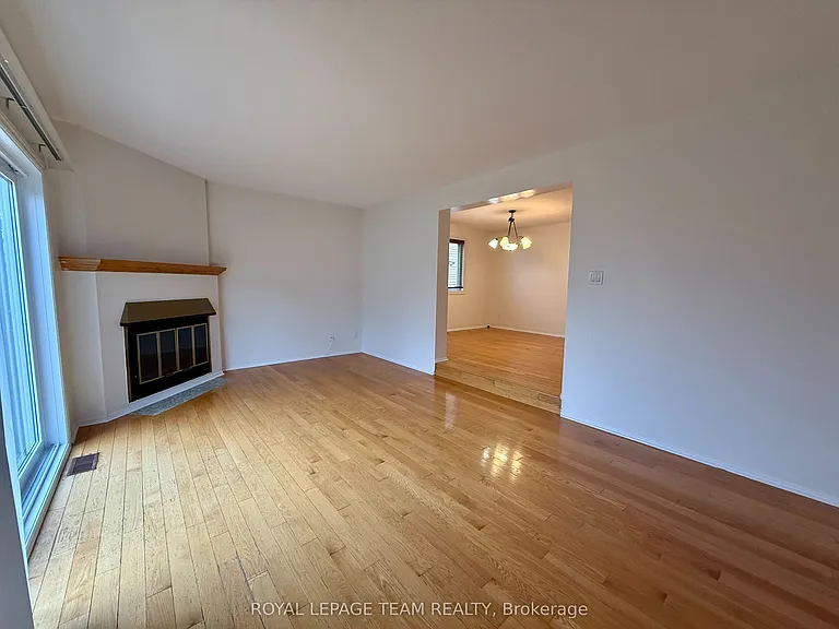 128 Pinetrail Cres — Photo 4