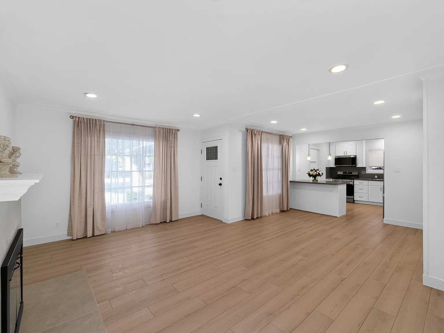 3 bed, 1229 sqft, $8,900 — Photo 4