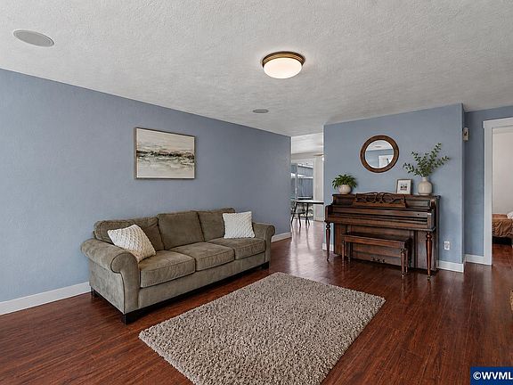 3rd image of 4967 Jennifer Ct S