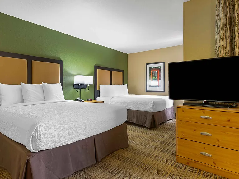 Deluxe Studio - 2 Queen Beds