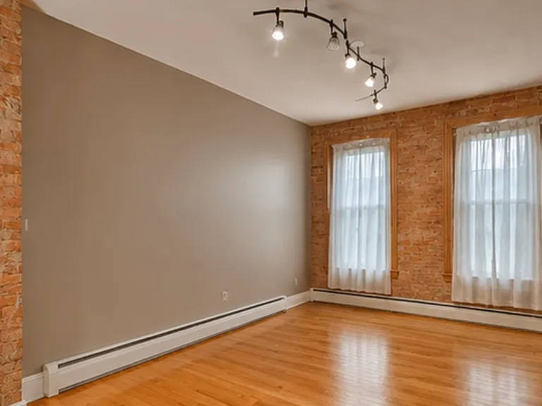 633 Center St — Photo 2