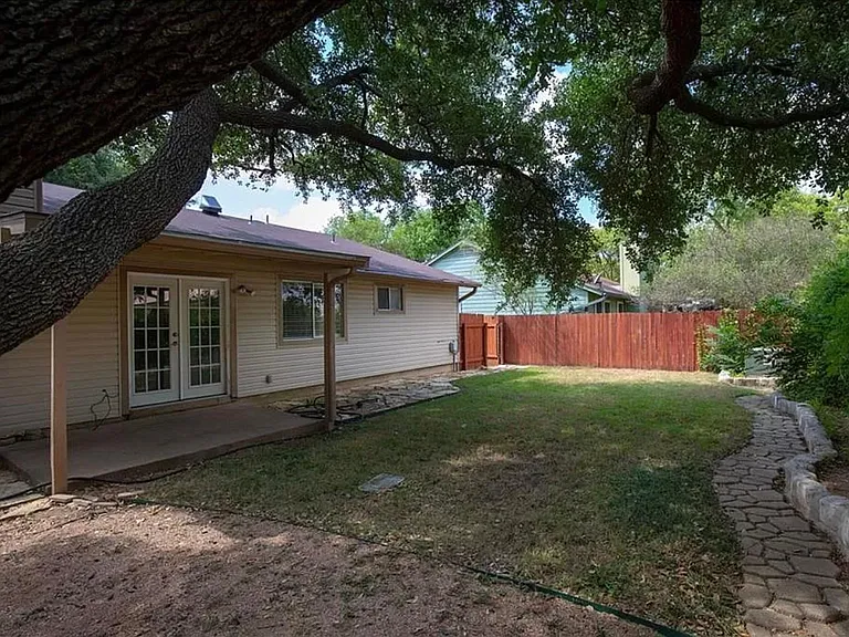 2704 Crownspoint Dr — Photo 11