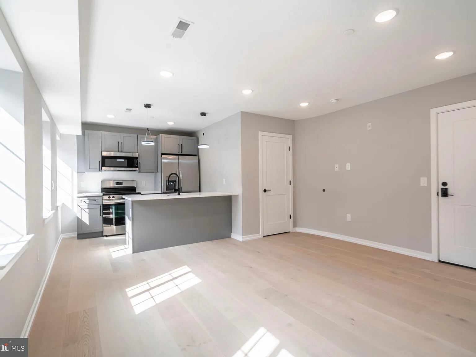 3 bed, 2.5 bath, 1325 sqft, $2,950 — Photo 2
