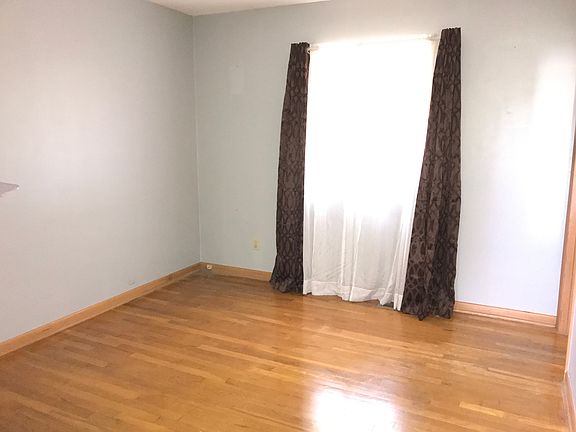 4th image of 598 Crescent Dr