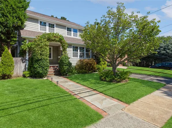35 Nassau Boulevard, Malverne, NY 11565