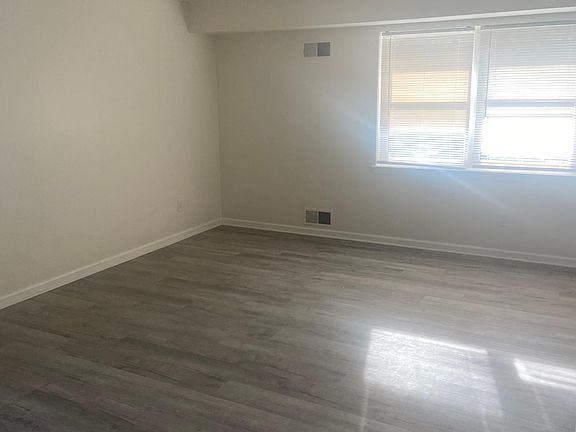 4th image of 627 Country Ln #A