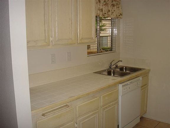 Kitchen, nice sized rooms