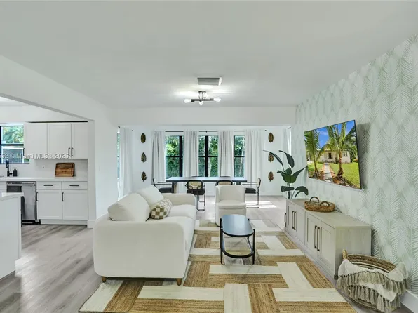 2515 NE 207th St, Miami, FL 33180