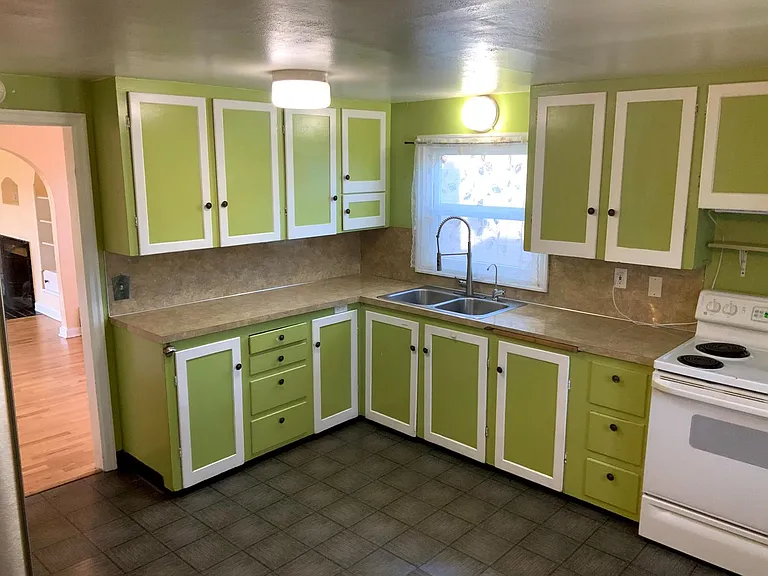 4 Bedroom, 1.5 Bath House — Photo 11