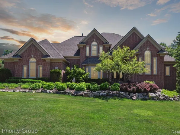 8794 Hunters Creek Dr, Clarkston, MI 48348