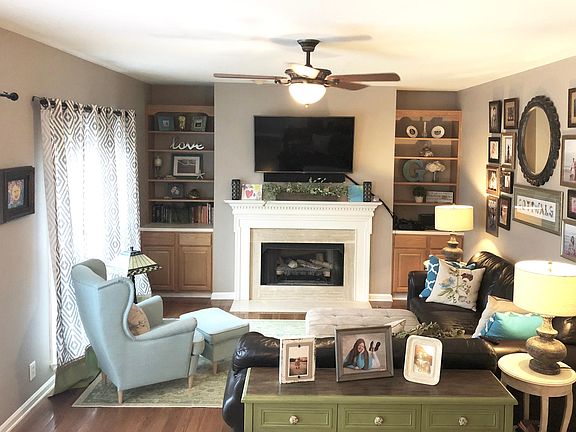 Den off kitchen - open, great for entertaining!