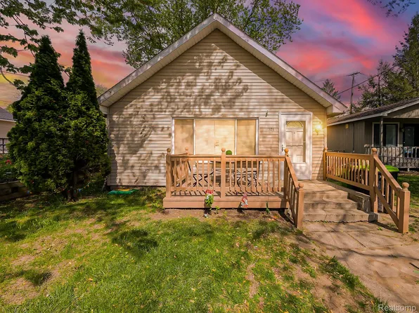 1325 E Lake Dr, Novi, MI 48377