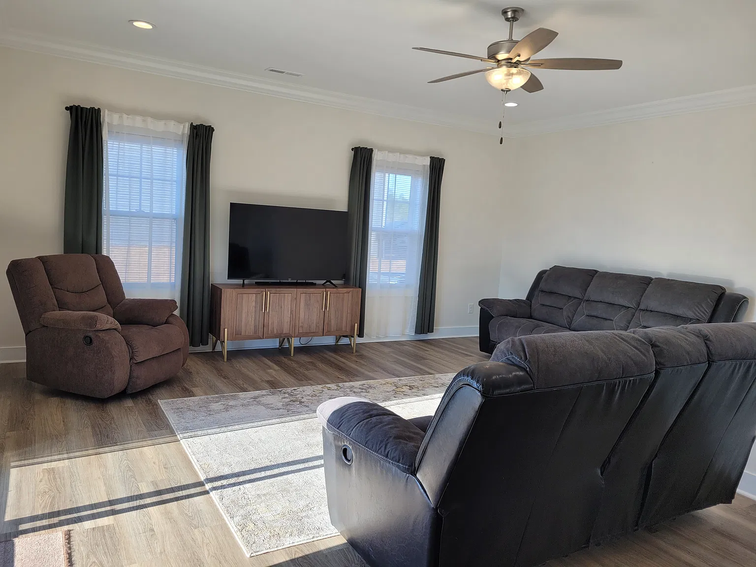 4 bed, 2455 sqft, $2,500 — Photo 3