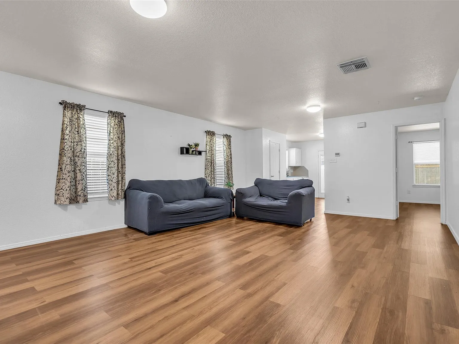 3 bed, 2.0 bath, 1390 sqft, $1,800 — Photo 4