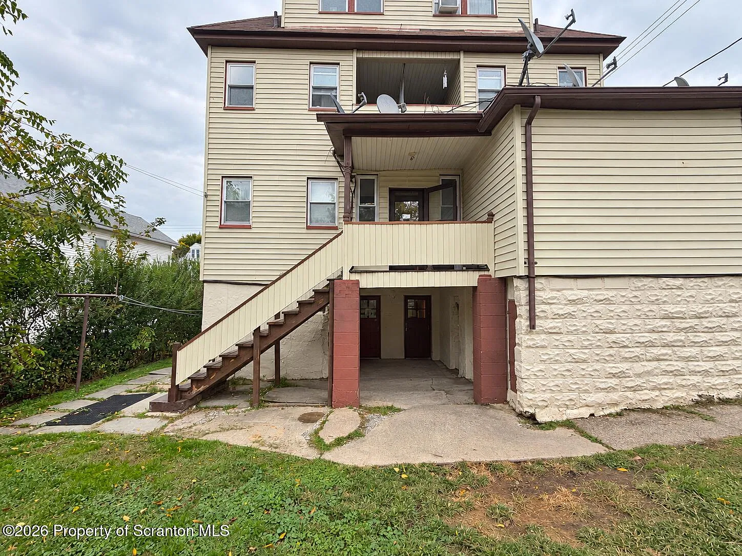 3 bed, 1.0 bath, 900 sqft, $975 — Photo 2