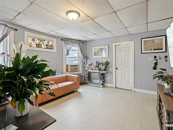 5th image of 599 E 23rd St
