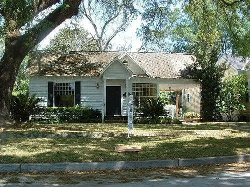 8 Hurlbert St — Photo 1