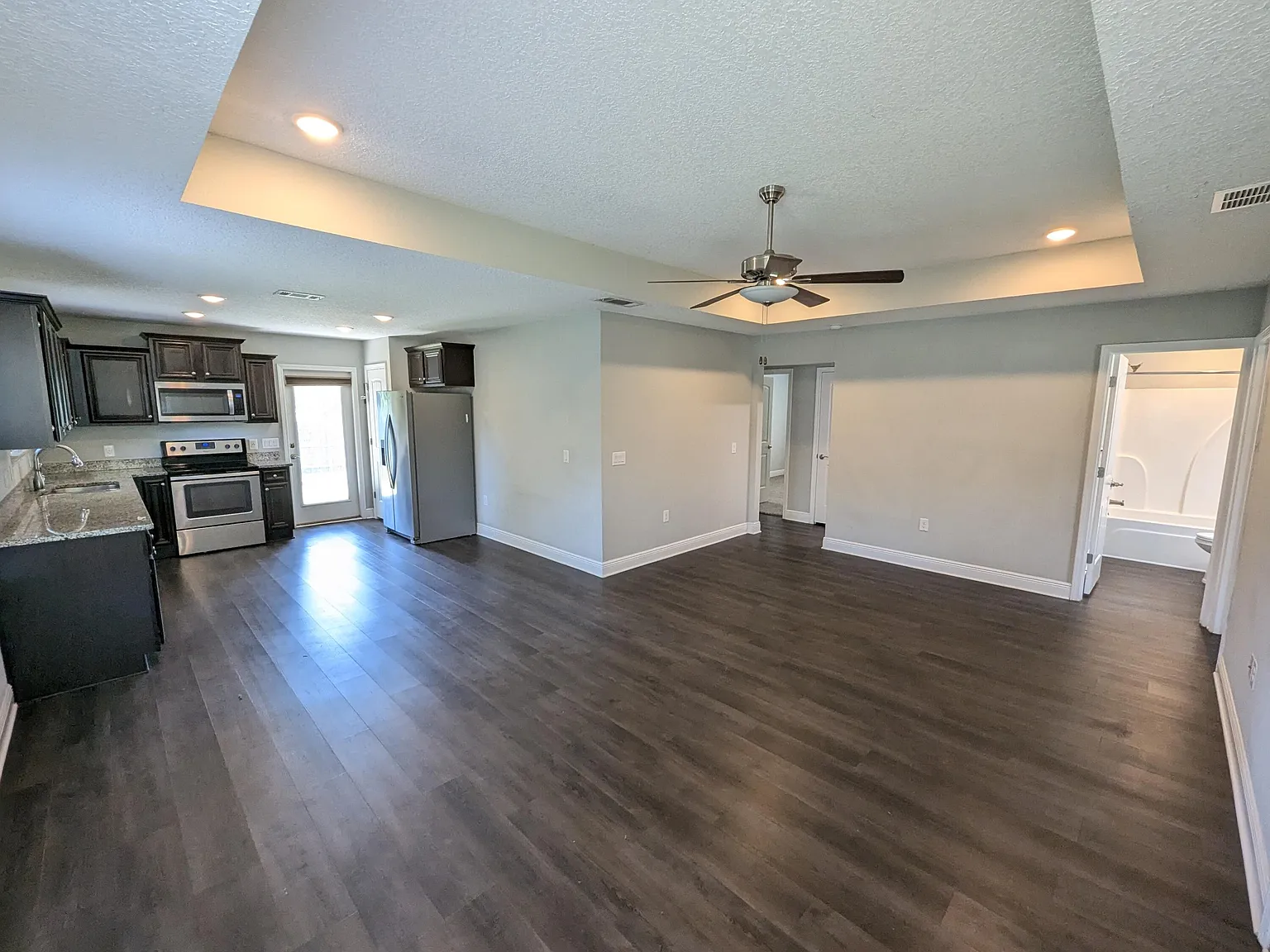 3 bed, 1210 sqft, $1,870 — Photo 2