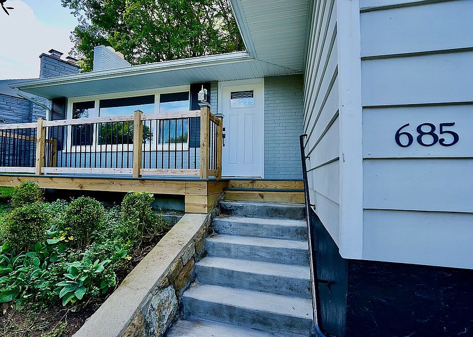 1st image of 685 Gordon Dr