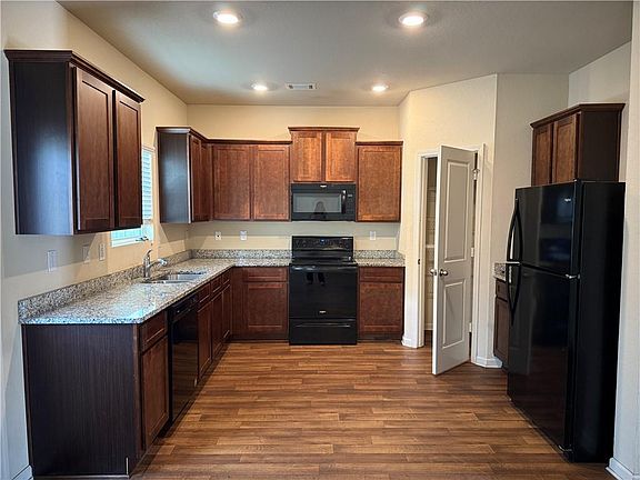 4th image of 906 Independence Ave
